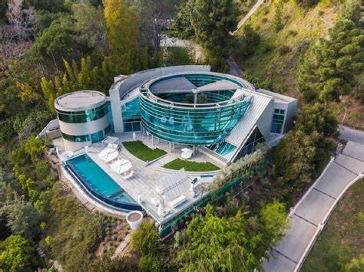 Where Does Justin Bieber Live?